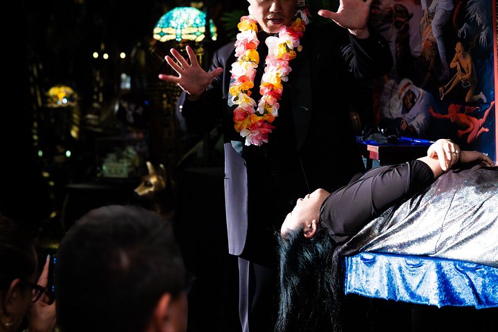 Actuación íntima de espectáculo de magia en The Magical Mystery Show en Honolulu, Hawái, foto 21 | wizardtrip