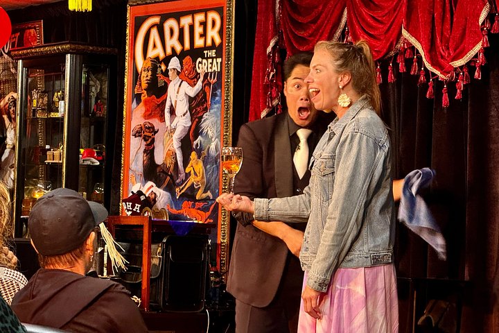 Actuación íntima de espectáculo de magia en The Magical Mystery Show en Honolulu, Hawái, foto 23 | wizardtrip