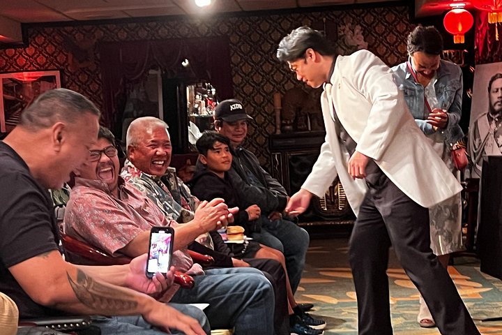 Actuación íntima de espectáculo de magia en The Magical Mystery Show en Honolulu, Hawái, foto 25 | wizardtrip