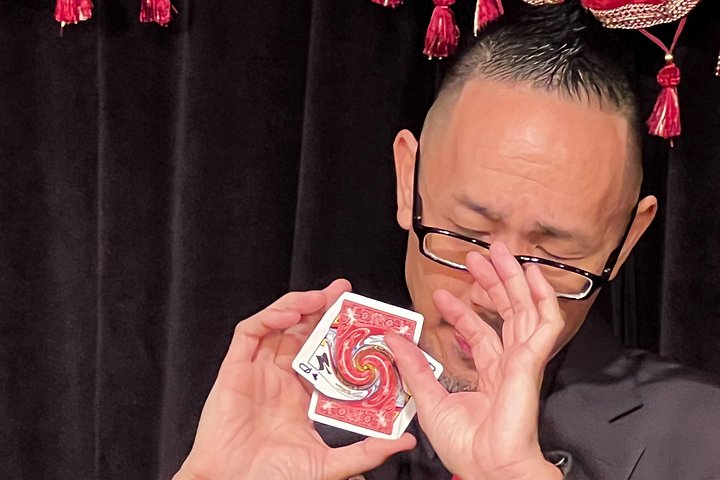 Actuación íntima de espectáculo de magia en The Magical Mystery Show en Honolulu, Hawái, foto 28 | wizardtrip