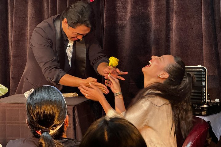 Actuación íntima de espectáculo de magia en The Magical Mystery Show en Honolulu, Hawái, foto 31 | wizardtrip