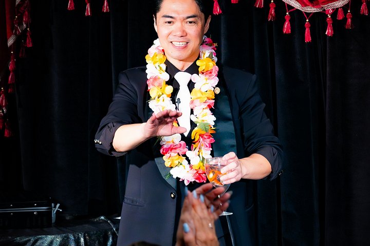 Actuación íntima de espectáculo de magia en The Magical Mystery Show en Honolulu, Hawái, foto 40 | wizardtrip