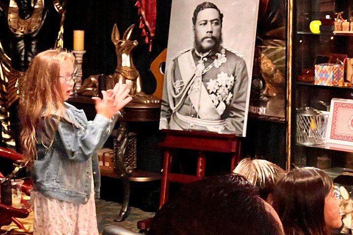 Actuación íntima de espectáculo de magia en The Magical Mystery Show en Honolulu, Hawái, foto 47 | wizardtrip