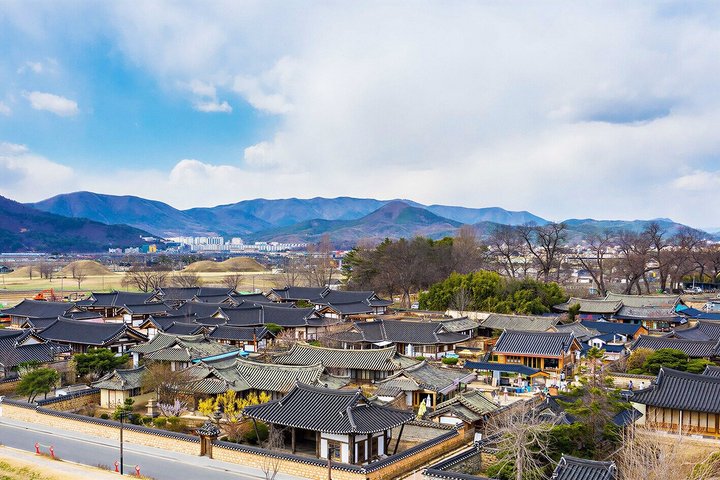 Utforska Silla-rikets gamla historia och kultur i Gyeongju, inklusive tempel, traditionella byar och kungliga gravar, på en dagsutflykt från Busan, foto 19 | wizardtrip