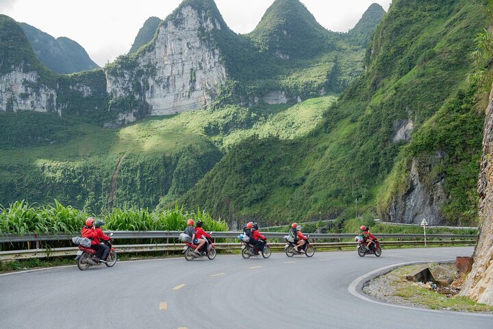 Découvrez la boucle de Ha Giang lors d'un circuit moto de 3 jours, présentant des cols de montagne, des rivières et la culture locale du Vietnam, photo 6 | wizardtrip