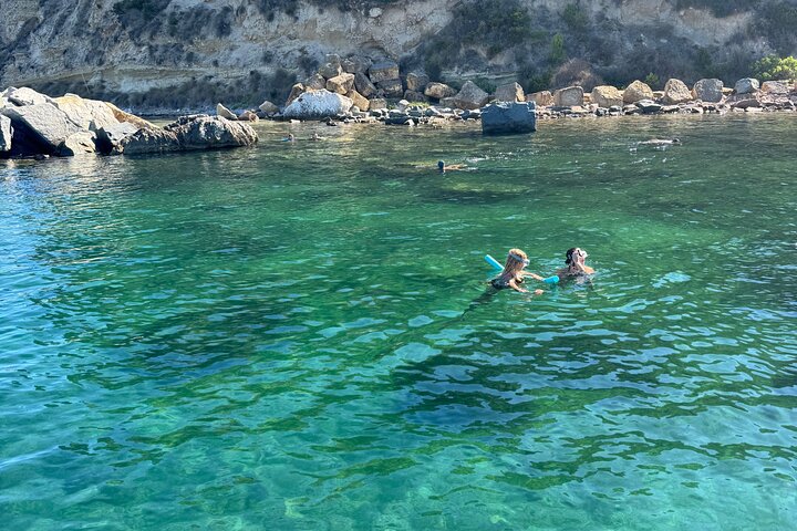 Giro in barca a Cagliari con soste bagno, snorkeling e aperitivo, foto 18 | wizardtrip