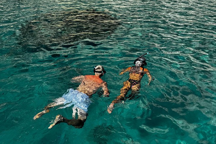 Giro in barca a Cagliari con soste bagno, snorkeling e aperitivo, foto 35 | wizardtrip