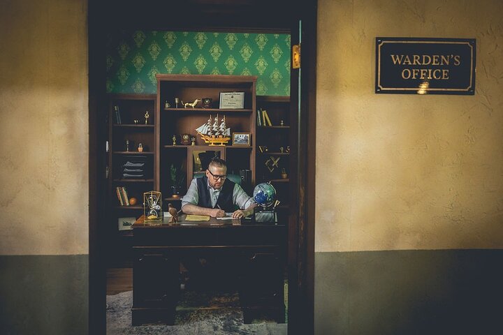 Immersive prison cocktail bar experience in Liverpool with inmates and guards, photo 6 | wizardtrip