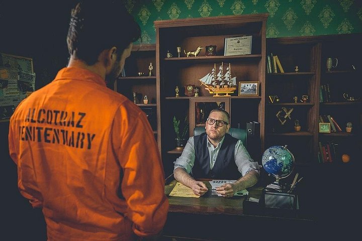 Immersive prison cocktail bar experience in Liverpool with inmates and guards, photo 8 | wizardtrip