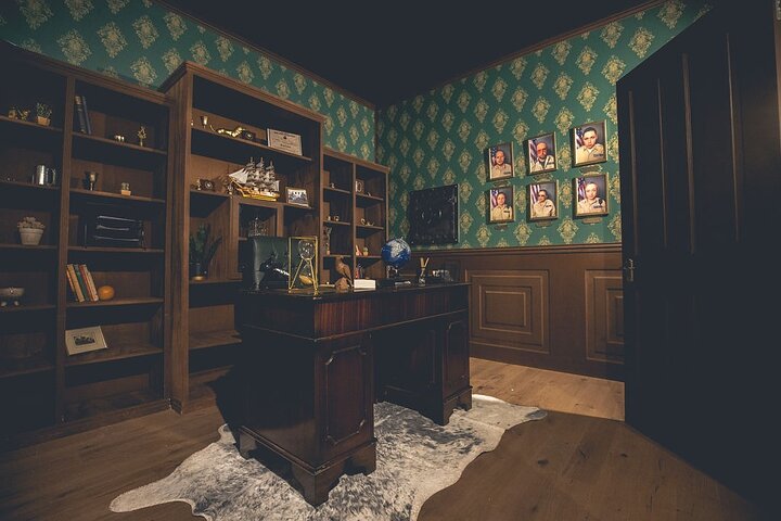Immersive prison cocktail bar experience in Liverpool with inmates and guards, photo 11 | wizardtrip