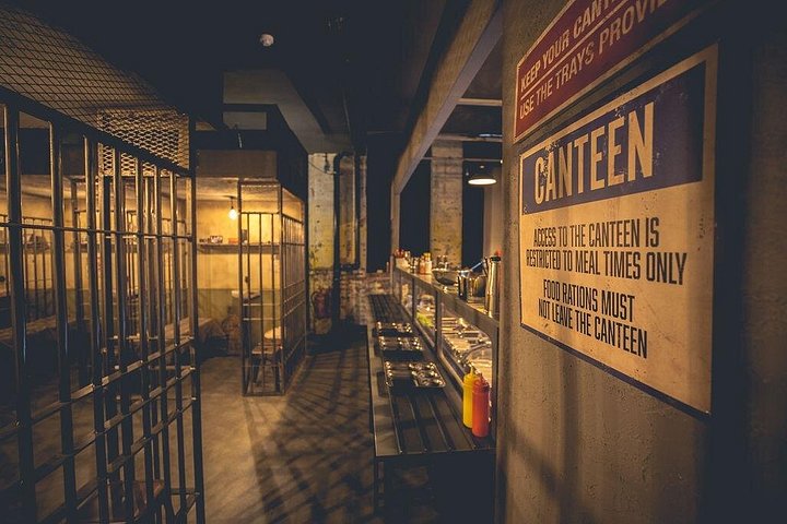 Immersive prison cocktail bar experience in Liverpool with inmates and guards, photo 12 | wizardtrip