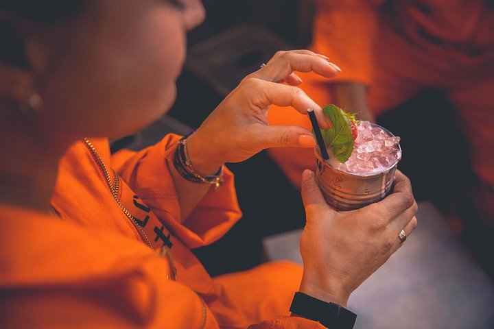 Immersive prison cocktail bar experience in Liverpool with inmates and guards, photo 14 | wizardtrip