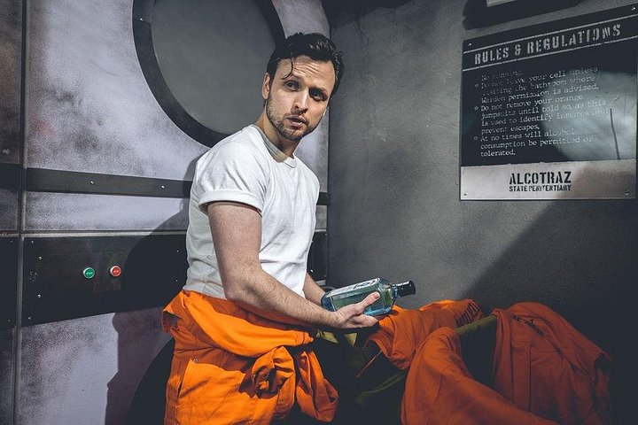 Immersive prison cocktail bar experience in Liverpool with inmates and guards, photo 15 | wizardtrip