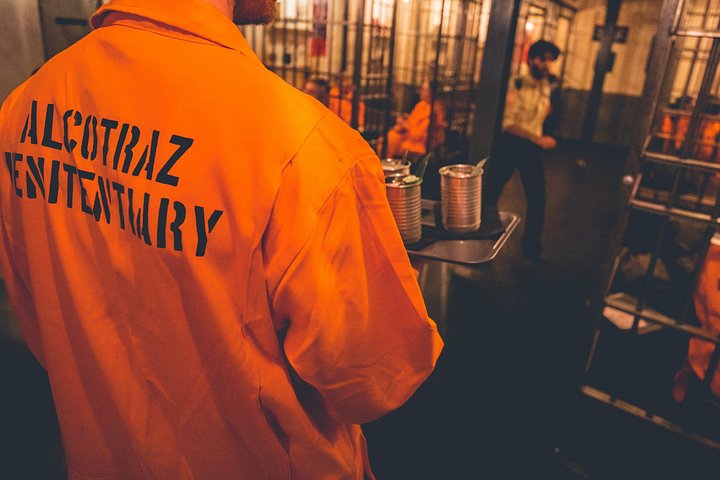 Immersive prison cocktail bar experience in Liverpool with inmates and guards, photo 17 | wizardtrip