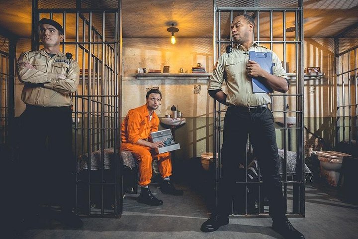 Immersive prison cocktail bar experience in Liverpool with inmates and guards, photo 18 | wizardtrip