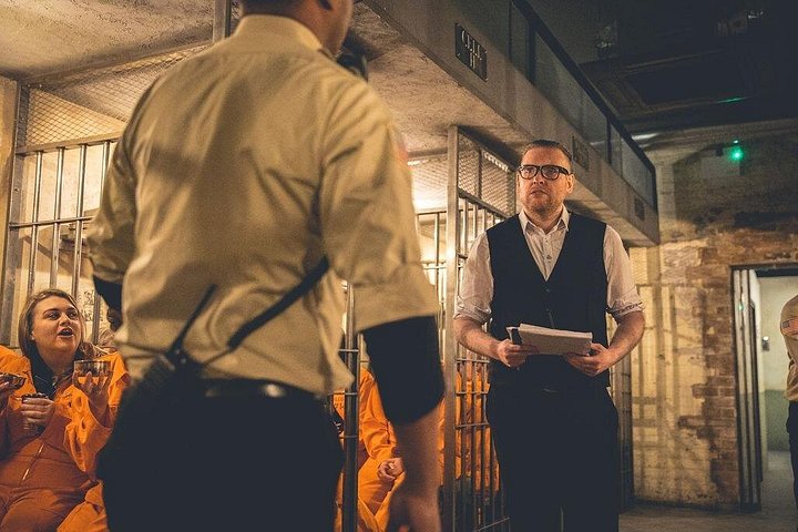Immersive prison cocktail bar experience in Liverpool with inmates and guards, photo 20 | wizardtrip