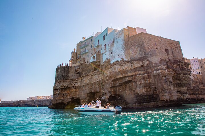 Polignano a Mare : Tour en bateau des grottes - Petit groupe | wizardtrip