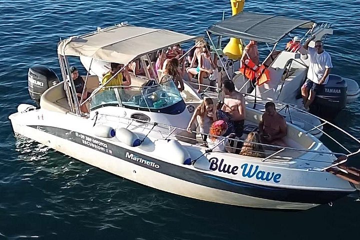 Tour en bateau explorant les grottes marines et le littoral de Polignano a Mare, Italie, photo 6 | wizardtrip