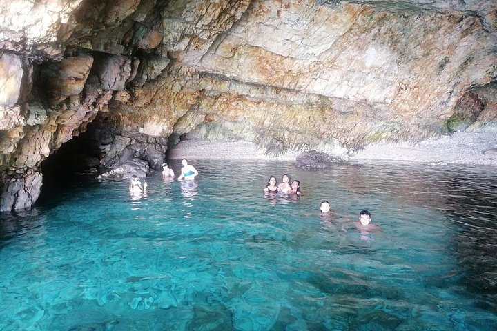 Tour en bateau explorant les grottes marines et le littoral de Polignano a Mare, Italie, photo 10 | wizardtrip