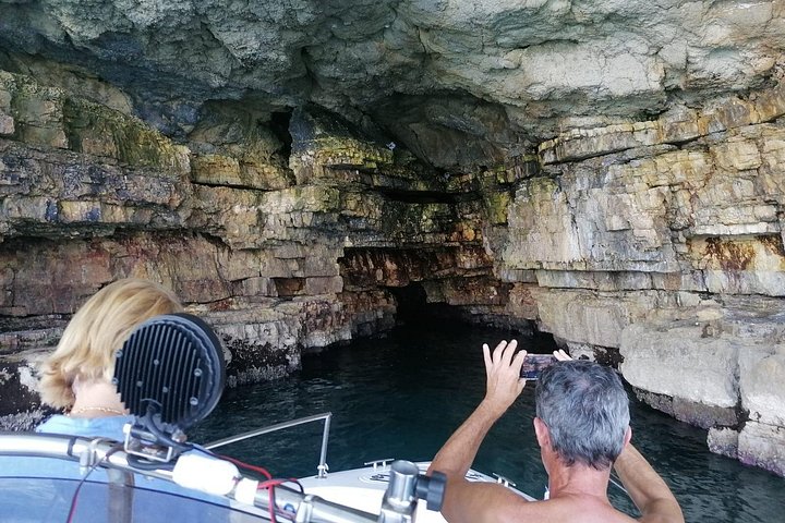 Tour en bateau explorant les grottes marines et le littoral de Polignano a Mare, Italie, photo 12 | wizardtrip