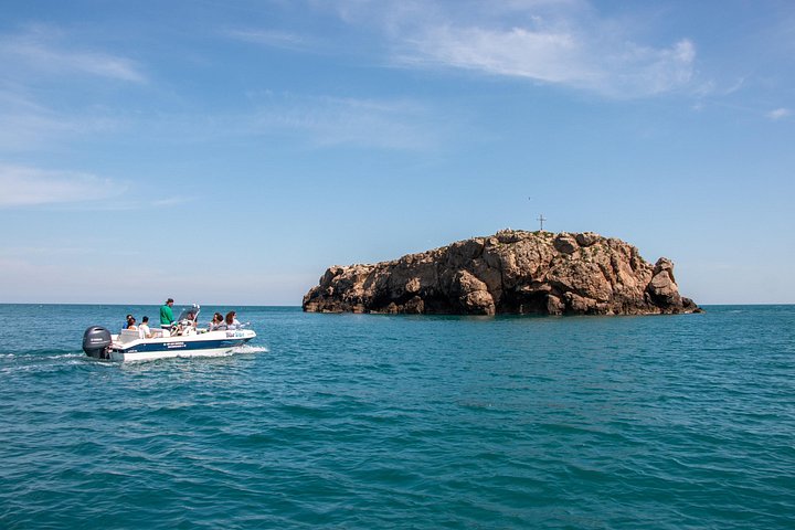 Tour en bateau explorant les grottes marines et le littoral de Polignano a Mare, Italie, photo 13 | wizardtrip