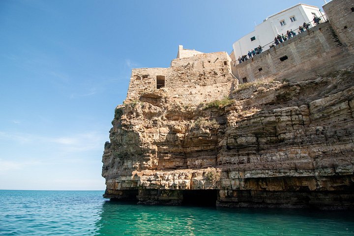 Tour en bateau explorant les grottes marines et le littoral de Polignano a Mare, Italie, photo 18 | wizardtrip