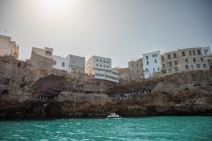 Tour en bateau explorant les grottes marines et le littoral de Polignano a Mare, Italie, photo 19 | wizardtrip