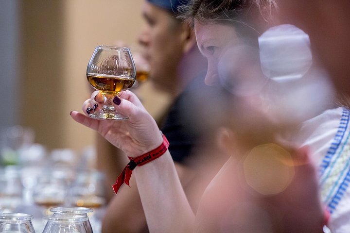 プエルトリコのCasa Bacardiでのラムテイスティング体験。熟成樽とプレミアムラムを紹介しています、写真6 | wizardtrip