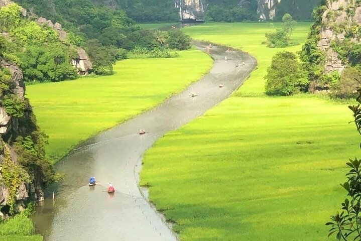 Full day tour in Ninh Binh, Vietnam, featuring Tam Coc boat trips, Mua Cave, and Hoa Lu ancient capital, photo 14 | wizardtrip