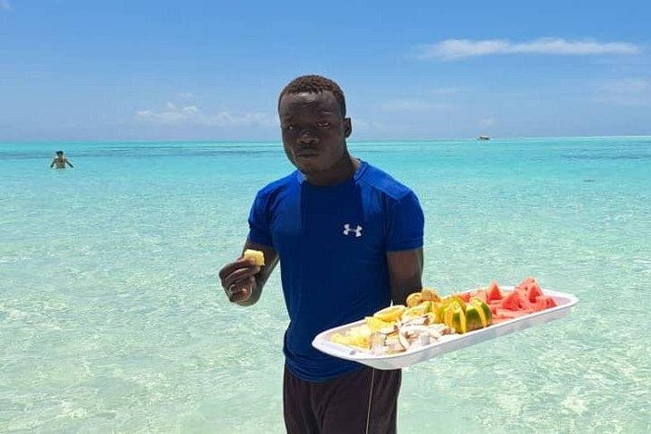 Excursión de snorkel y avistamiento de delfines alrededor de la isla Mnemba, Tanzania, con vibrante vida marina y aguas turquesas, foto 32 | wizardtrip