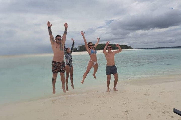 Excursión de snorkel y avistamiento de delfines alrededor de la isla Mnemba, Tanzania, con vibrante vida marina y aguas turquesas, foto 40 | wizardtrip