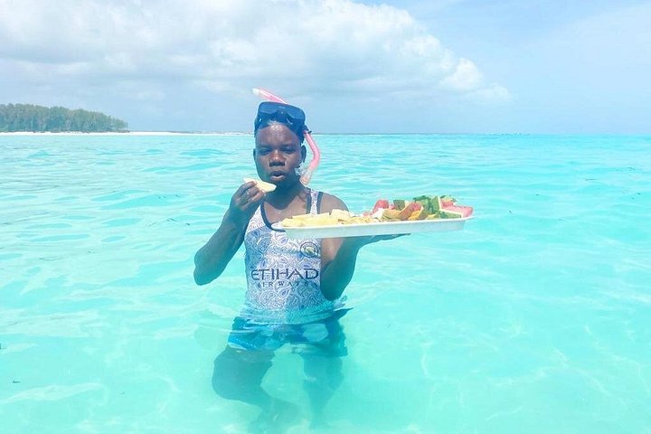 Excursión de snorkel y avistamiento de delfines alrededor de la isla Mnemba, Tanzania, con vibrante vida marina y aguas turquesas, foto 49 | wizardtrip