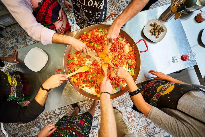 Hands-on paella cooking class in Barcelona with market visit, tapas, and sangria, photo 11 | wizardtrip