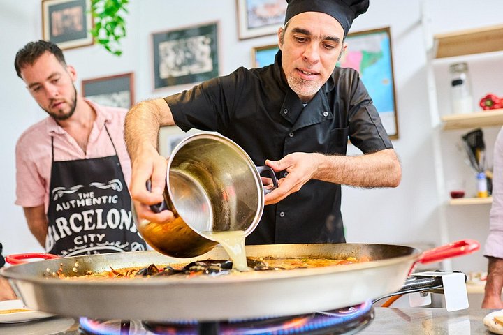 Hands-on paella cooking class in Barcelona with market visit, tapas, and sangria, photo 12 | wizardtrip