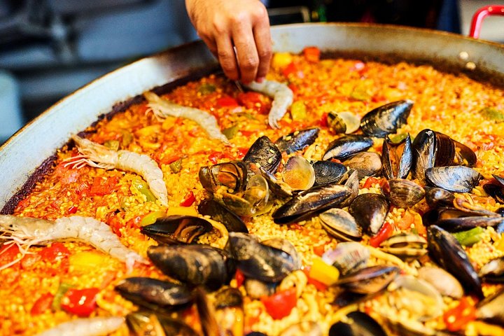 Hands-on paella cooking class in Barcelona with market visit, tapas, and sangria, photo 13 | wizardtrip