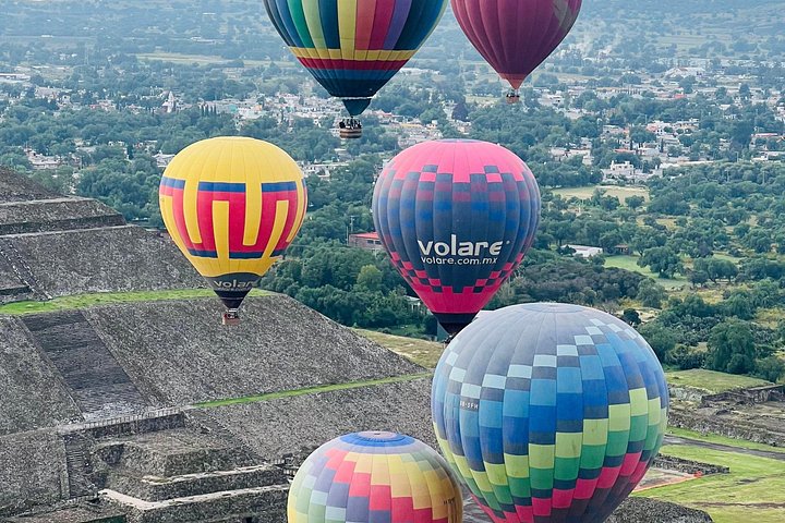 Voo de balão sobre pirâmides de Teotihuacan ao nascer do sol com café da manhã na caverna no México, foto 8 | wizardtrip