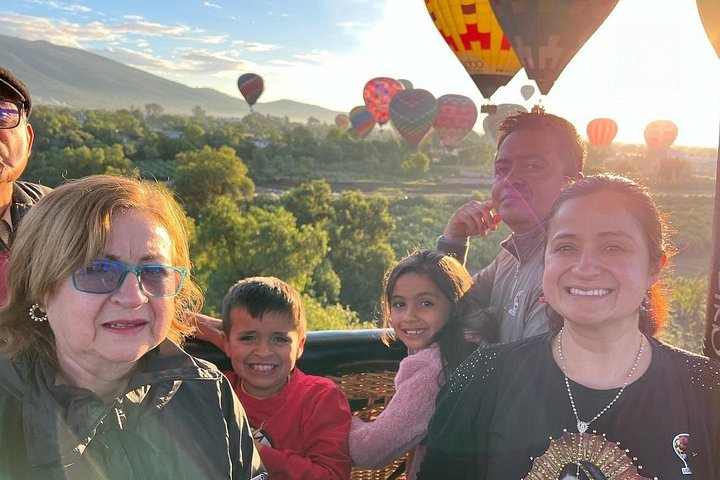 Voo de balão sobre pirâmides de Teotihuacan ao nascer do sol com café da manhã na caverna no México, foto 10 | wizardtrip