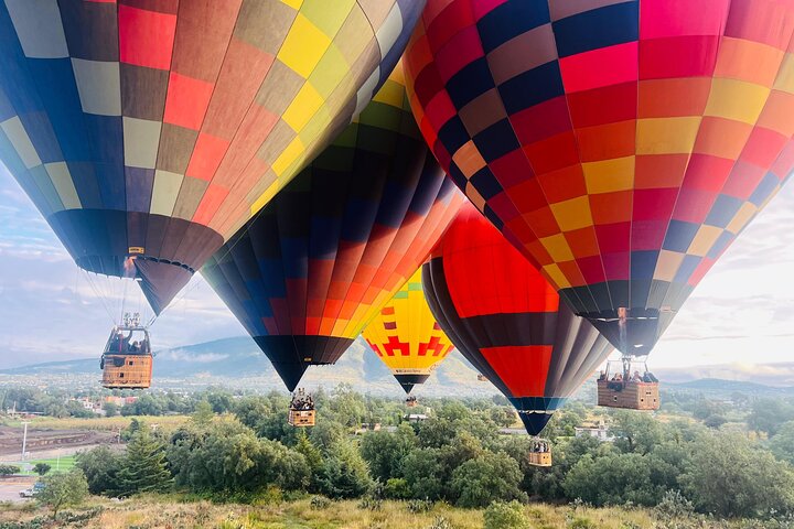 Voo de balão sobre pirâmides de Teotihuacan ao nascer do sol com café da manhã na caverna no México, foto 14 | wizardtrip