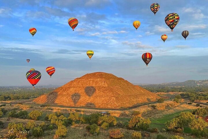 Voo de balão sobre pirâmides de Teotihuacan ao nascer do sol com café da manhã na caverna no México, foto 20 | wizardtrip