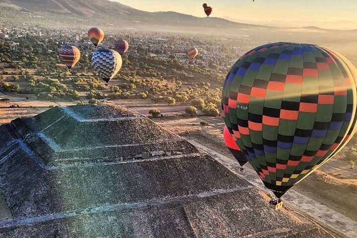 Voo de balão sobre pirâmides de Teotihuacan ao nascer do sol com café da manhã na caverna no México, foto 30 | wizardtrip