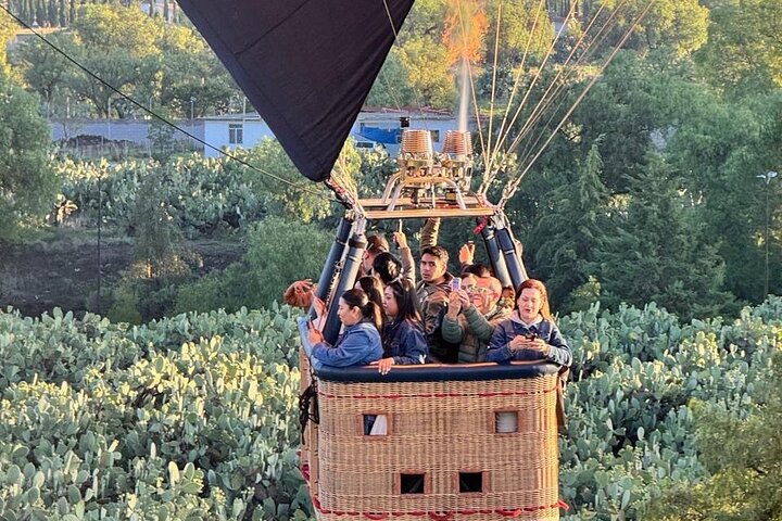 Voo de balão sobre pirâmides de Teotihuacan ao nascer do sol com café da manhã na caverna no México, foto 38 | wizardtrip