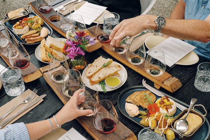 Passeio cénico de vinhos em Queenstown, Nova Zelândia, visitando vinícolas e desfrutando de degustações com almoço, foto 7 | wizardtrip