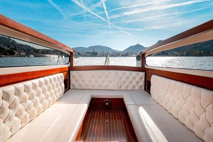 Tour privato di lusso in barca di legno sul Lago di Como, Italia, con ville e viste panoramiche, foto 16 | wizardtrip