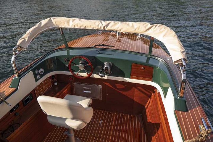 Tour privato di lusso in barca di legno sul Lago di Como, Italia, con ville e viste panoramiche, foto 21 | wizardtrip