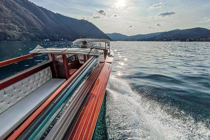 Tour privato di lusso in barca di legno sul Lago di Como, Italia, con ville e viste panoramiche, foto 24 | wizardtrip