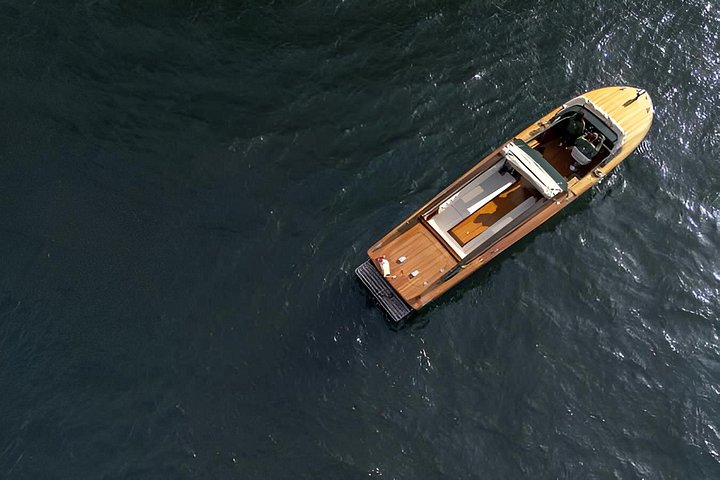 Tour privato di lusso in barca di legno sul Lago di Como, Italia, con ville e viste panoramiche, foto 27 | wizardtrip