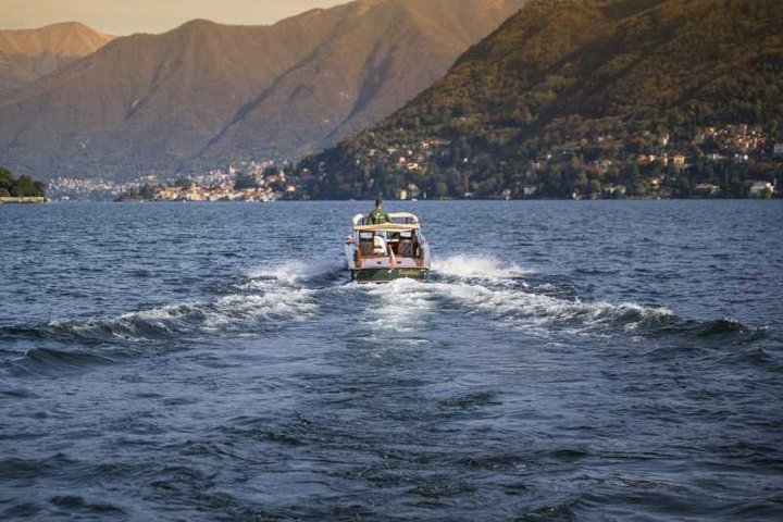 Tour privato di lusso in barca di legno sul Lago di Como, Italia, con ville e viste panoramiche, foto 28 | wizardtrip