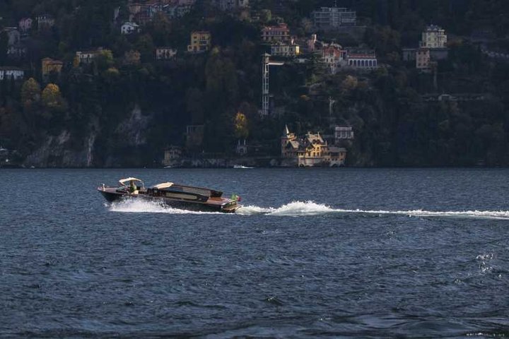 Tour privato di lusso in barca di legno sul Lago di Como, Italia, con ville e viste panoramiche, foto 30 | wizardtrip