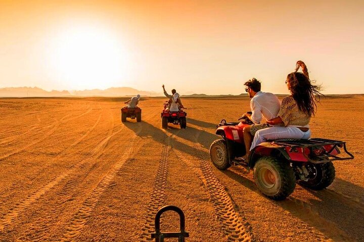 Dîner-spectacle dans le désert d'Agafay avec balade en quad et à dos de dromadaire au coucher du soleil | wizardtrip