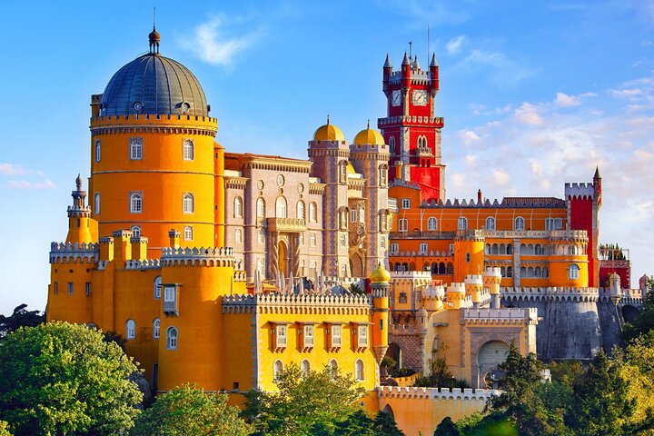Sintra, Pena Palace, Quinta da Regaleira & Cascais Group Tour | wizardtrip